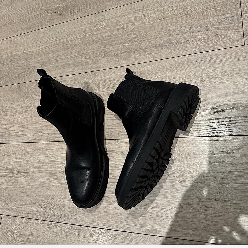Banana Republic Leather Chelsea Lug Sole Ankle Boots